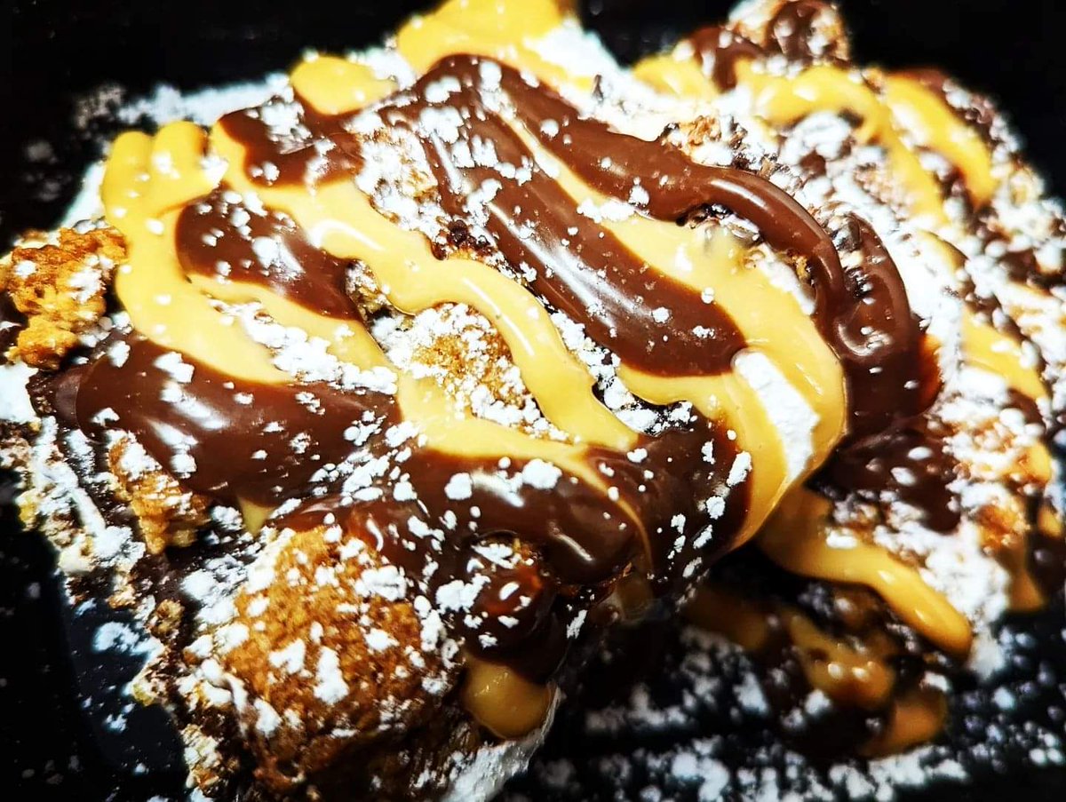 AsiaBMei's tweet photo. New dessert special: S'MORES COOKIE BARS 🍫🤍😋🍫🤍 
Crispy chewy Graham cookie crust, baked marshmallow creme, milk chocolate ganache, and caramel drizzle 

#Moonshine152 #chefAsiaMei #cheflife #desserts #dessert #sweettooth #pastrychef #yum #chocolate #smores #cookies #special https://t.co/A62jVgigoe