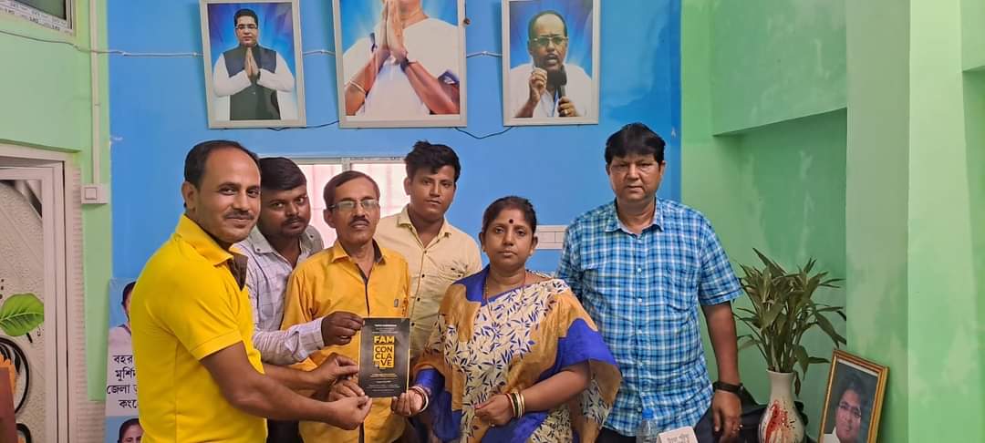 SYMadhikary's tweet photo. ১৩ই আগস্ট কলকাতার উত্তম মঞ্চে হতে চলা FAM কনক্লেভ নিয়ে বহরমপুর-মুর্শিদাবাদ জেলা তৃণমূল কংগ্রেসের সভানত্রী মাননীয়া শাওনী সিংহ রায় মহাশয়ার সাথে আলোচনায় মুর্শিদাবাদ জেলার ফ্যাম এডমিনরা।
#FAM4TM https://t.co/HWKxB2vjPx