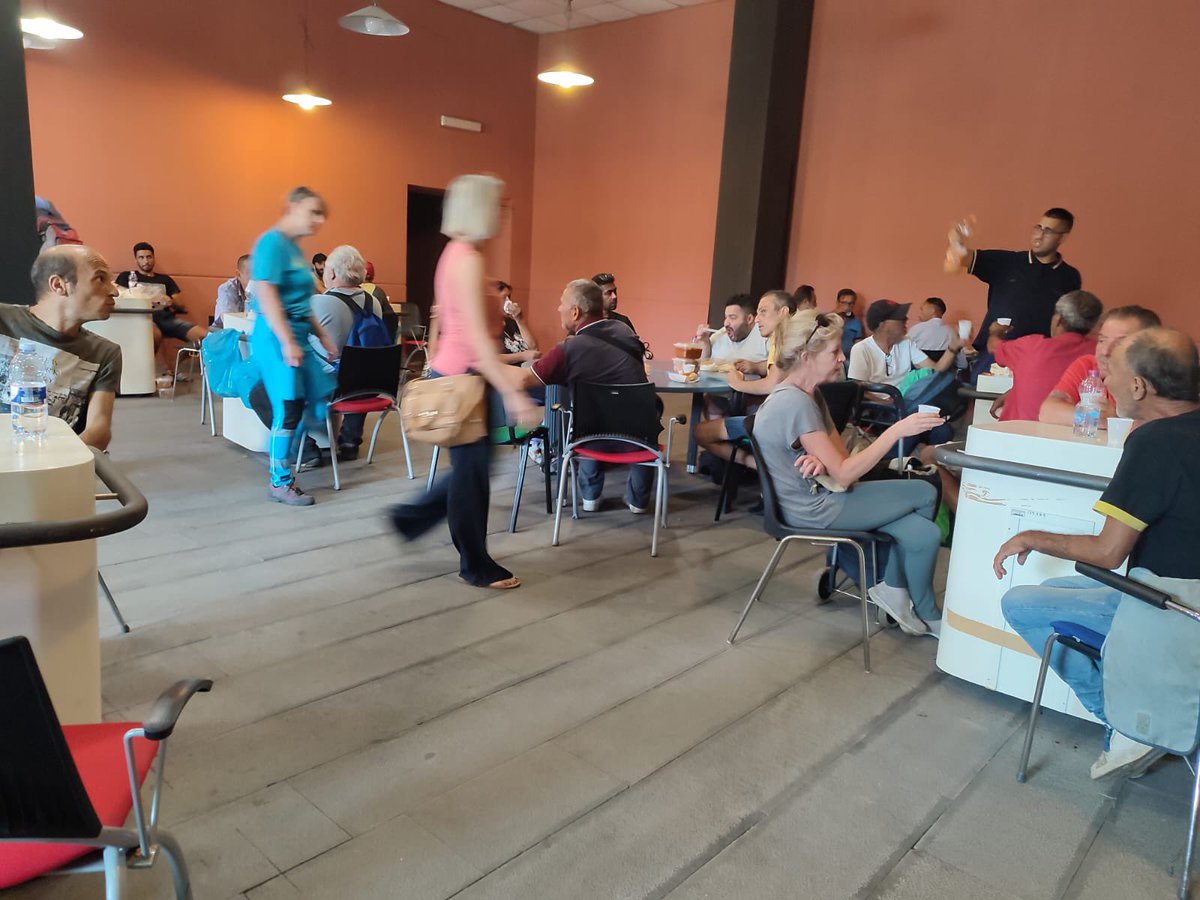 BrunoBrucchieri's tweet photo. Grazie a tutti gli operatori e volontari convenzionati con i servizi sociali del @ComunediCatania , che sono intervenuti per supportare le centinaia di persone che in questi giorni si sono recate presso “LeCiminiere” per sottrarsi alla calura.
#Catania https://t.co/HRq7bkZiGo