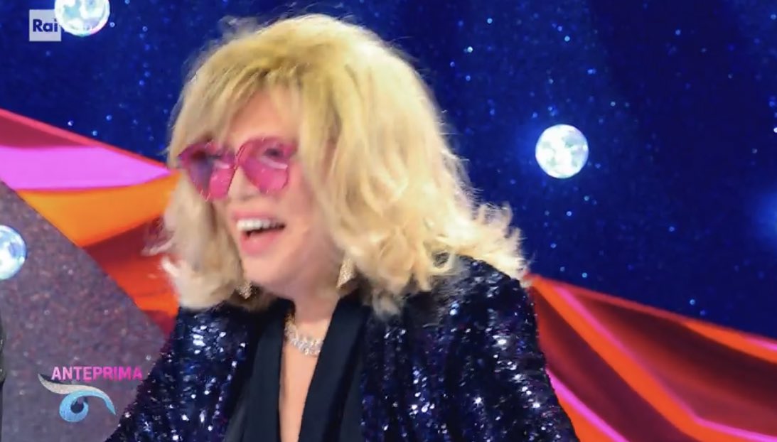 “Sono contentissima di essere qui. Ti adoro da bambina, ti seguo sempre”
Amanda Lear ad Alba Parietti

#NonSonoUnaSignora