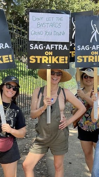 FansYStrahovski's tweet photo. "That’s awesome". 

Yvonne is in the picket line!! 🪧💃 https://t.co/EcuwOq26pU