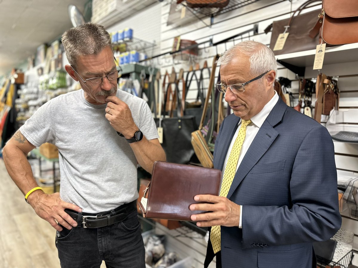 VictorFedeli's tweet image. .@TundraLeather has been a familiar name in Hamilton for 30+ years!

This small family-owned business has 50+ years of leather working experience &amp;amp; recently received our $2,500 #DigitalMainStreet grant to put their business online.

Thank you for showing us around Peter &amp;amp; Kristi!