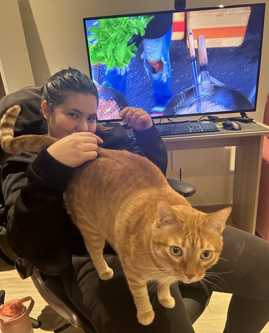 Just a cute pic where Diego looks bigger than me 😅 https://t.co/5LLoywKRrW