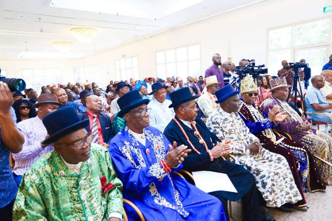 berebaishmael's tweet image. Rivers State governor His Excellency Sir @SimFubaraKSC re-awards Andoni section of the famous Ogoni-Andoni-Opobo/Nkoro unity road to MCC, assures project completion within his first year in office.

#TheWorkingSim

Pesident Tinubu FULL LIST Wike Asisat Oshoala Enugu