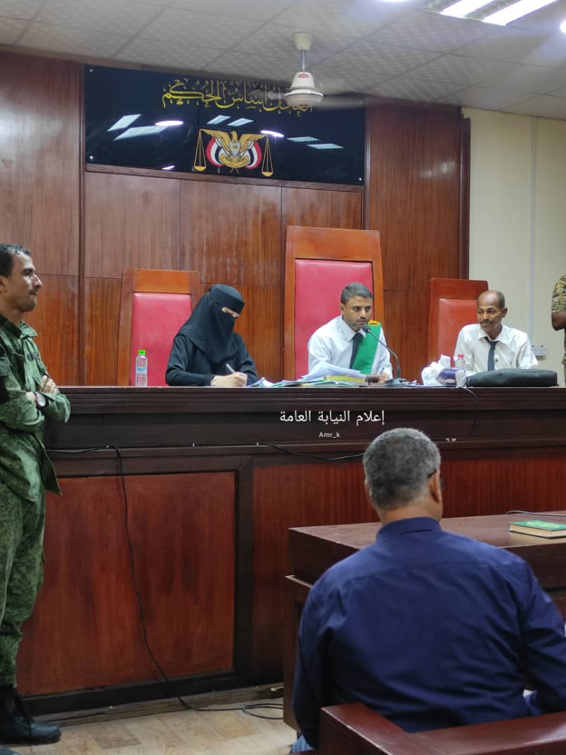 تفاصيل الجلسة الرابعة من محاكمة المتهم بقتل الطفلة حنين البكري
-------------------------
(1 - 4)
القاعة ممتلئة بالحضور ، يتقدم النقيب قاسم الثوباني الى احد الجالسين بالقرب من قفص المتهم ، ويسأله : انت من ذوي المجني عليها ؟
يرد الشاب : نعم
يطلب منه الثوباني الانتقال الى الجانب