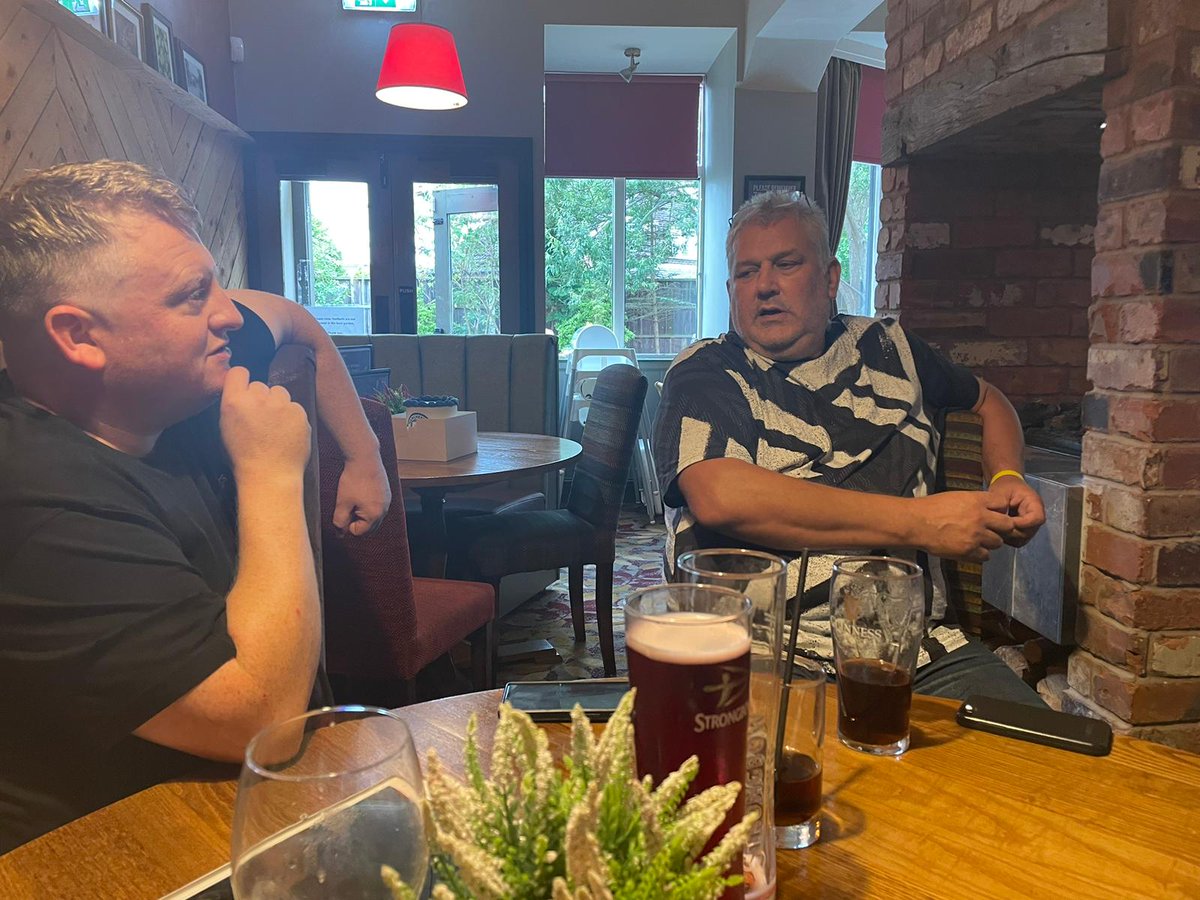 SteWinny's tweet photo. Imagine your wife arranging for your childhood hero to bring you a birthday cake in the pub.
Stayed for a good hour talking all things city. Unbelievable. 
What a guy David White is. Forever my hero. #mcfc https://t.co/Mz0U6mGJof