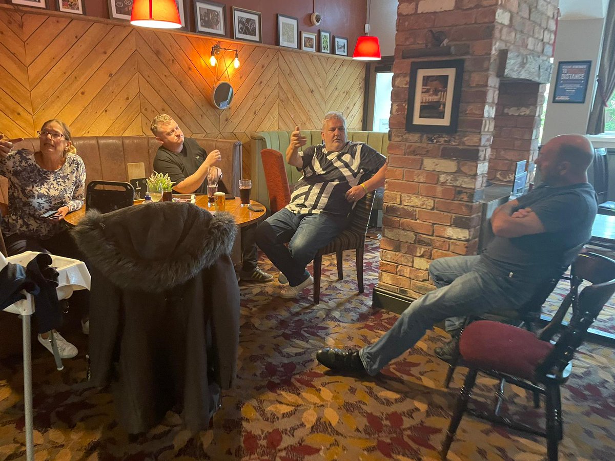 SteWinny's tweet photo. Imagine your wife arranging for your childhood hero to bring you a birthday cake in the pub.
Stayed for a good hour talking all things city. Unbelievable. 
What a guy David White is. Forever my hero. #mcfc https://t.co/Mz0U6mGJof