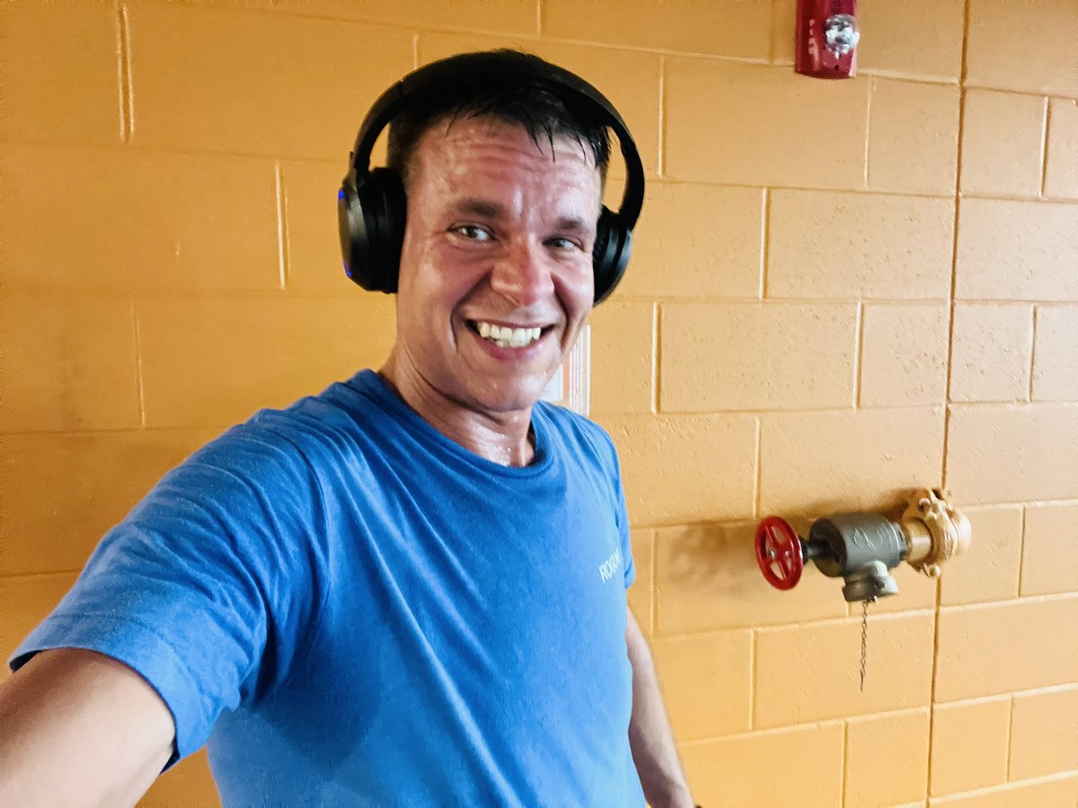 GraphicsKing209's tweet image. 50 #PowerSnatch
60 Over the bar #Burpees
75 #BoxJumps
72 #DumbBell #Lunges
1.5 #Miles on the #Bike
2 #Mile #Run