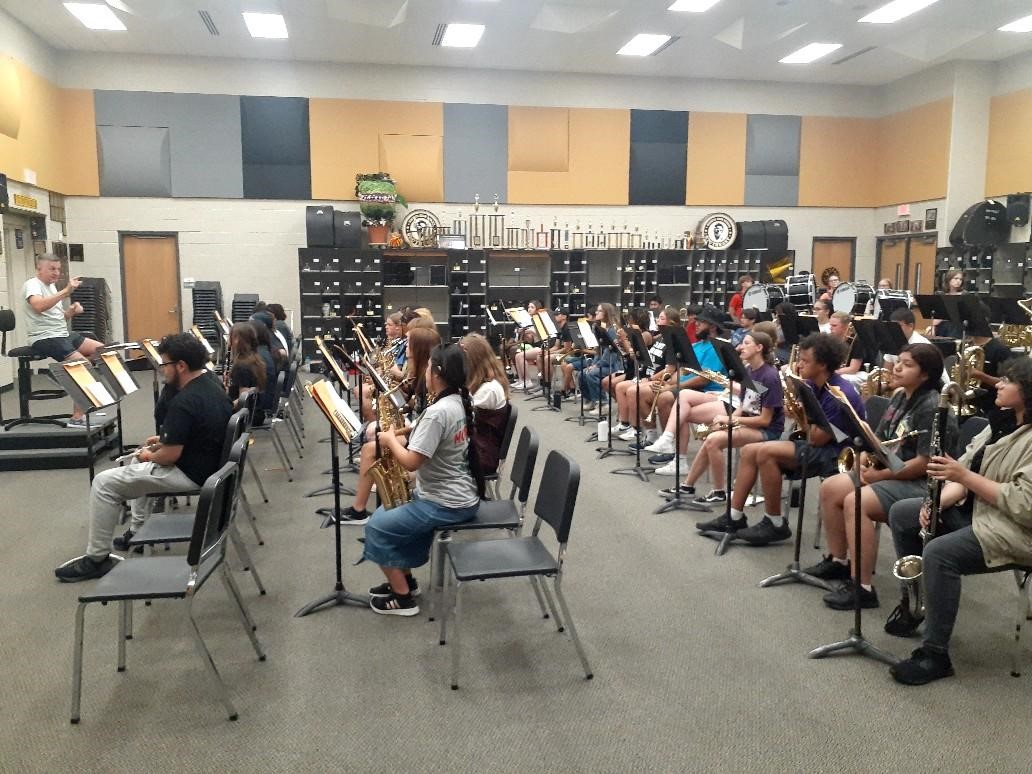 FineArtsUSD259's tweet photo. Even though it's still Summer, WPS HS Band Camps are up and running (marching:)). Best of luck to our Students/Staff & make sure to catch a halftime show at one of our #GWAL FB Games! @WichitaUSD259 @wichitaeastband @Wichita_NW @WichitaSEHS @wnorthinst #wpsproud @WPSAthletics https://t.co/BA2zCdPPrf