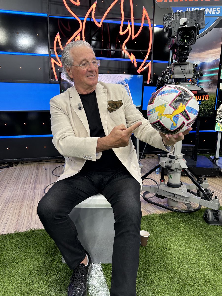 pibedale's tweet photo. Un año más “ 74 “ ….. el tiempo pasa y mi amor 💘 por TI ⚽️…. es eterno 😍…. seguimos en la lucha 🟰 enamorados de la docencia 📚✍️  - ⁦@elchiringuitotv⁩ y LOS AMIGOS !!!!.. seguidor@s  , brindó  🥂 por vosotros .. https://t.co/sm6faJjKZ4