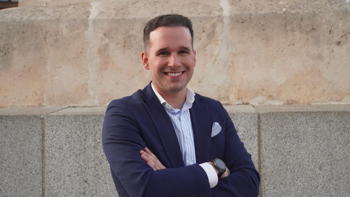 FonsiLoaiza's tweet photo. Este ultraderechista se llama Fernando Toribio y es diputado provincial de VOX en Ávila. Ha elegido como asesor de confianza a su hermano gemelo con sueldo público de 35.000€: "¿Qué más confianza podemos tener que en un familiar?". Estos son los que hablan de "paguitas". https://t.co/v7lGz1SP00