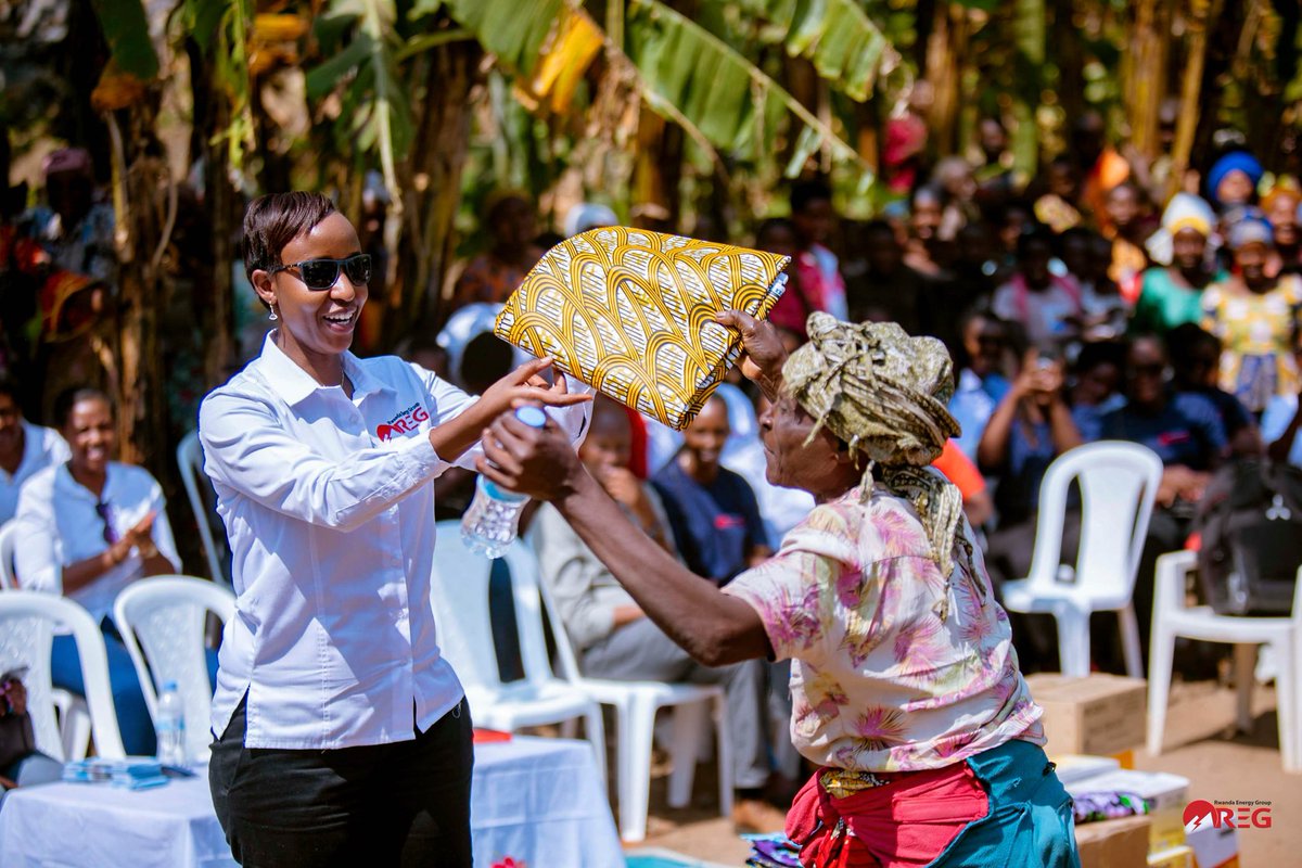 reg_rwanda's tweet photo. Uyu munsi abari n'abategarugori bakora muri #REG na sosiyete ziyishamikiyeho #EDCL &amp; #EUCL basuye bamwe mu batuye mu Murenge wa Nyundo @RubavuDistrict bagizweho ingaruka n'ibiza biherutse,  babagezaho inkunga bakusanyirije hamwe mu rwego rwo gukomeza kubagoboka https://t.co/ouMPdm9TFe