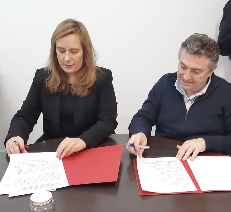 silvialaruffa's tweet photo. 🔹 SINAGIR 🔸 | Firmamos un convenio junto con Guillermo Jelinski, subsecretario de Recursos Hídricos del Ministerio de Infraestructura de la provincia de Buenos Aires con el fin de articular acciones en materia de gestión de riesgos hídricos (…) https://t.co/2SU15S1cFo