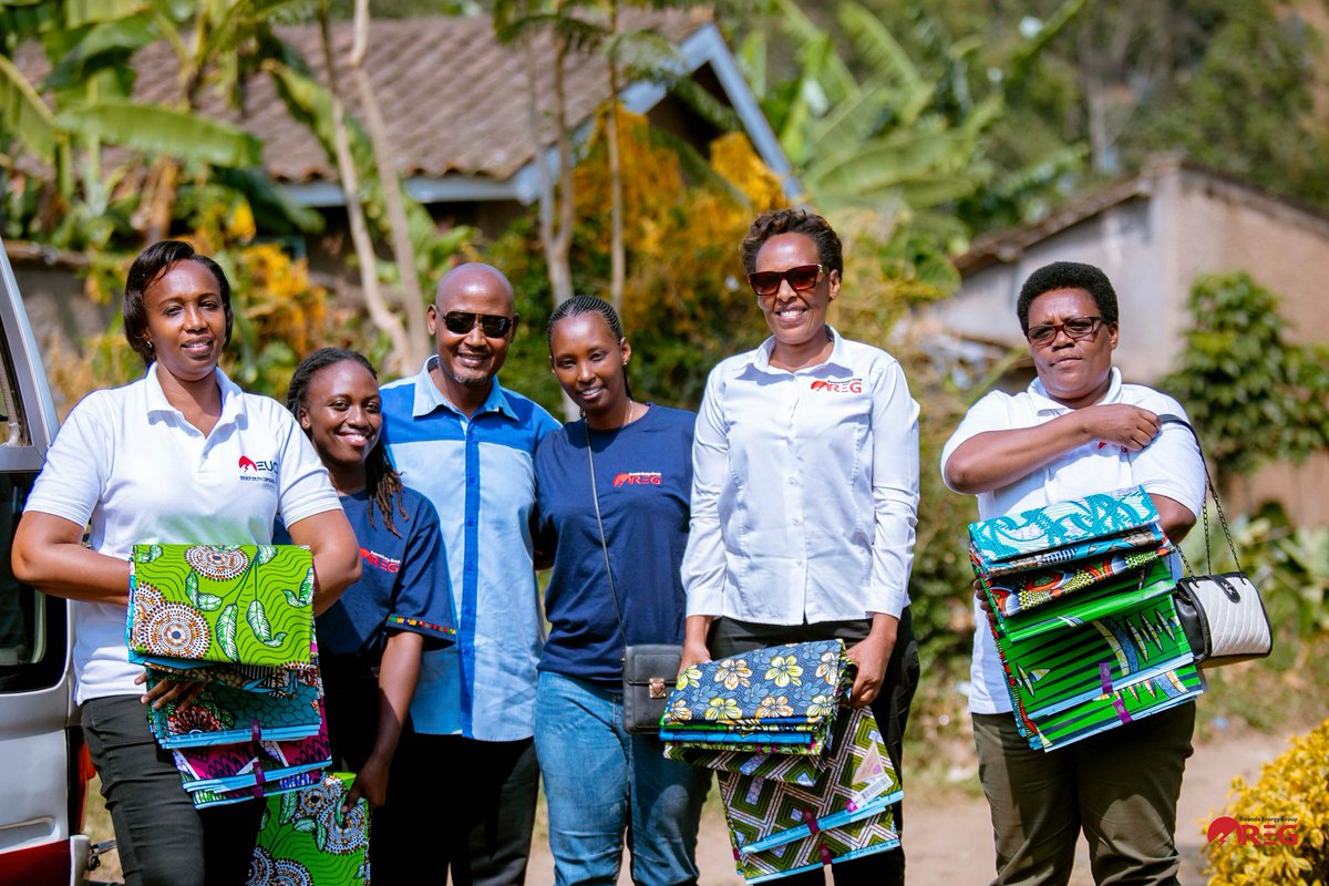 reg_rwanda's tweet photo. Uyu munsi abari n'abategarugori bakora muri #REG na sosiyete ziyishamikiyeho #EDCL &amp; #EUCL basuye bamwe mu batuye mu Murenge wa Nyundo @RubavuDistrict bagizweho ingaruka n'ibiza biherutse,  babagezaho inkunga bakusanyirije hamwe mu rwego rwo gukomeza kubagoboka https://t.co/ouMPdm9TFe