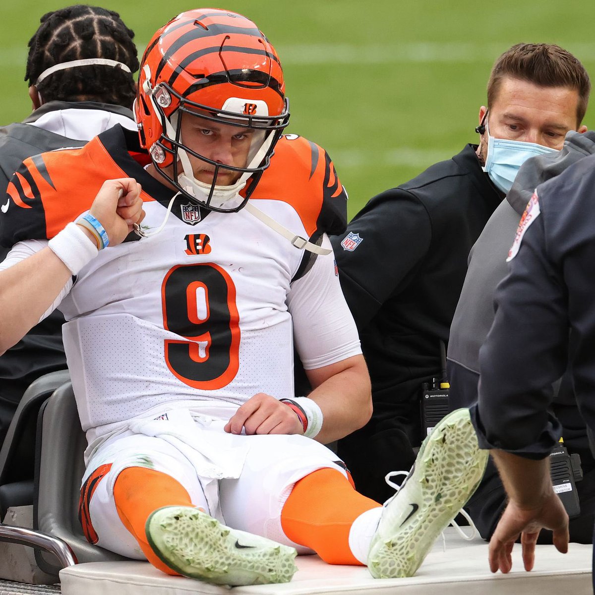 PolymarketBlitz's tweet photo. 𝗕𝗥𝗘𝗔𝗞𝗜𝗡𝗚:
#Bengals QB Joe Burrow was carted off the field today with an apparent leg injury. https://t.co/WBBA0tKxm4