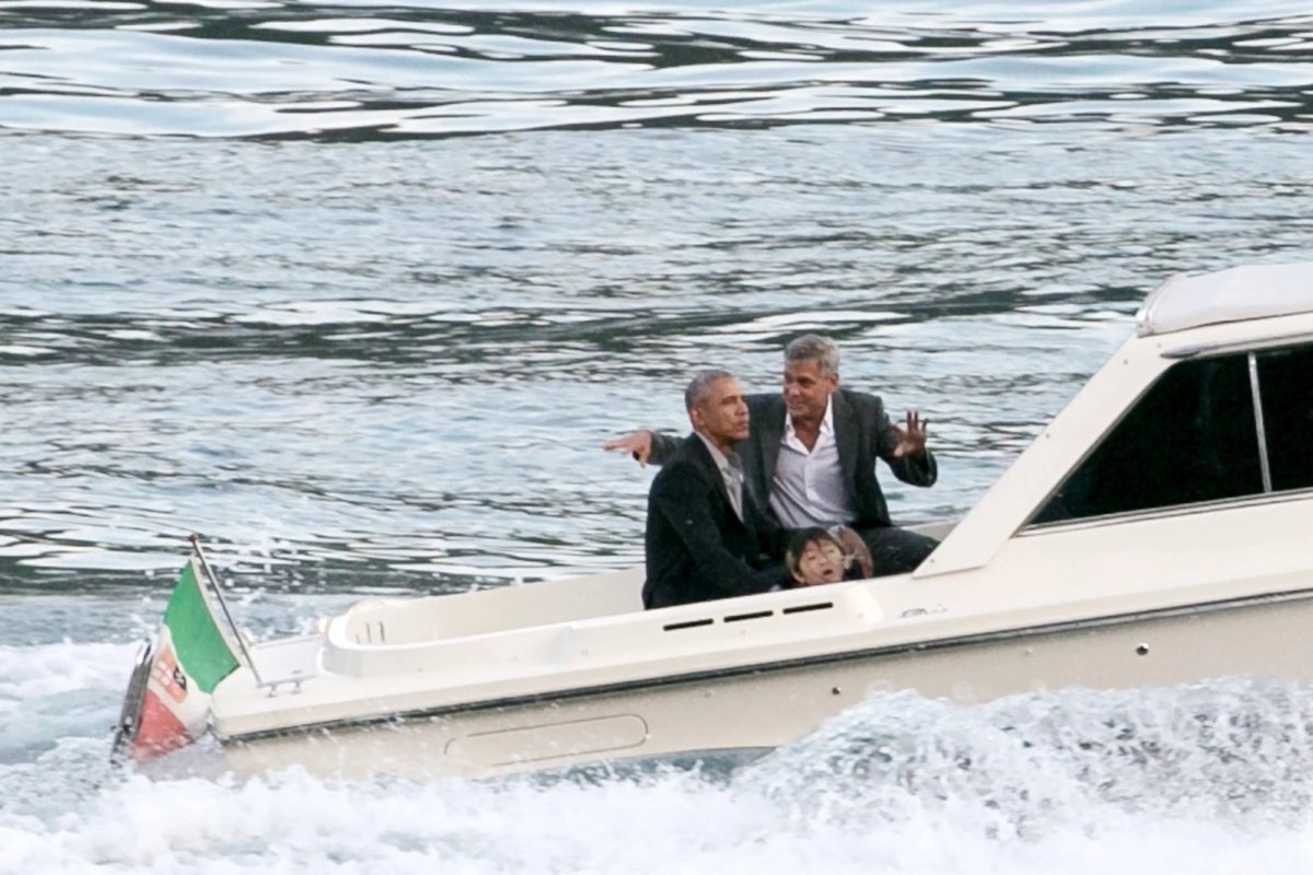 dom_lucre's tweet photo. President Obama always been a fan of water. https://t.co/wMprKpNOVQ