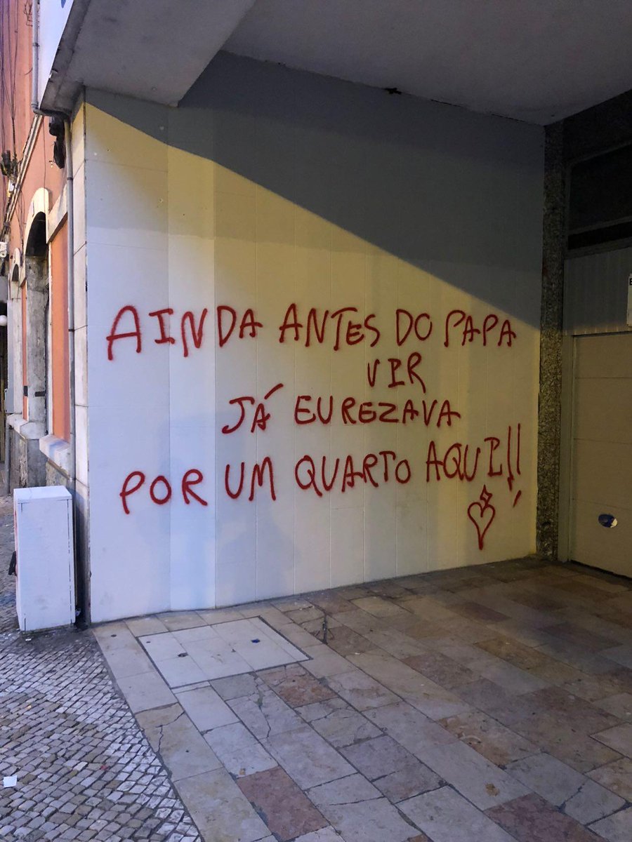 GraffitiRadical's tweet photo. “Even before the pope came, I already prayed for a room here”
Seen on a Lisbon apartment block during the Pope's visit, then after it was quicky painted over, new graffiti appeared on the same wall that said:
“Those 4.800 sexual abuses (by the church) are not that easy to erase” https://t.co/L3kxnLYAXy