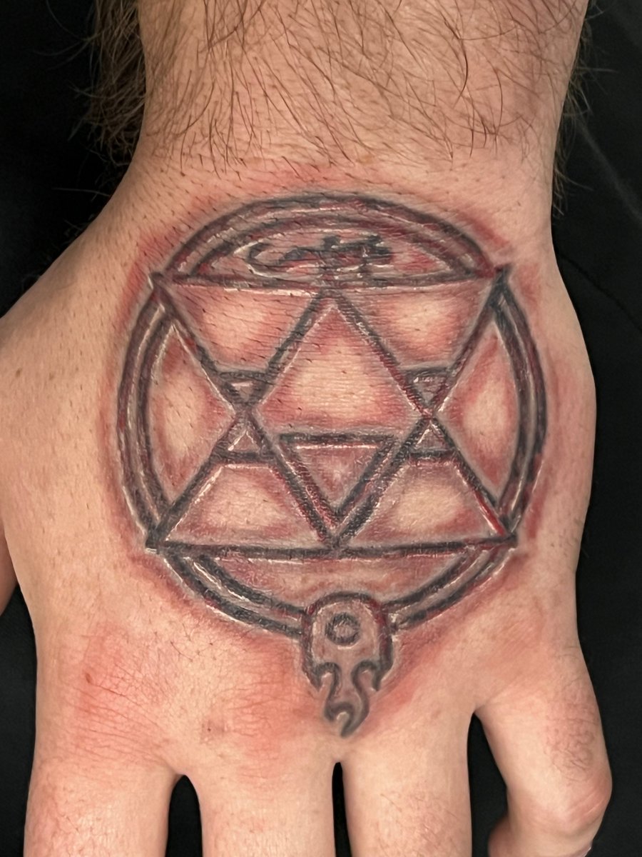 NuclearInk's tweet photo. Fully Healed tattoo.  I love doing illusions like this cut and irritated skin. Tattoo by Jesse Neese. #tattoo #handtattoo #FullmetalAlchemist #anime #realism #tattooartist #Omaha https://t.co/UimrZ7G7X0