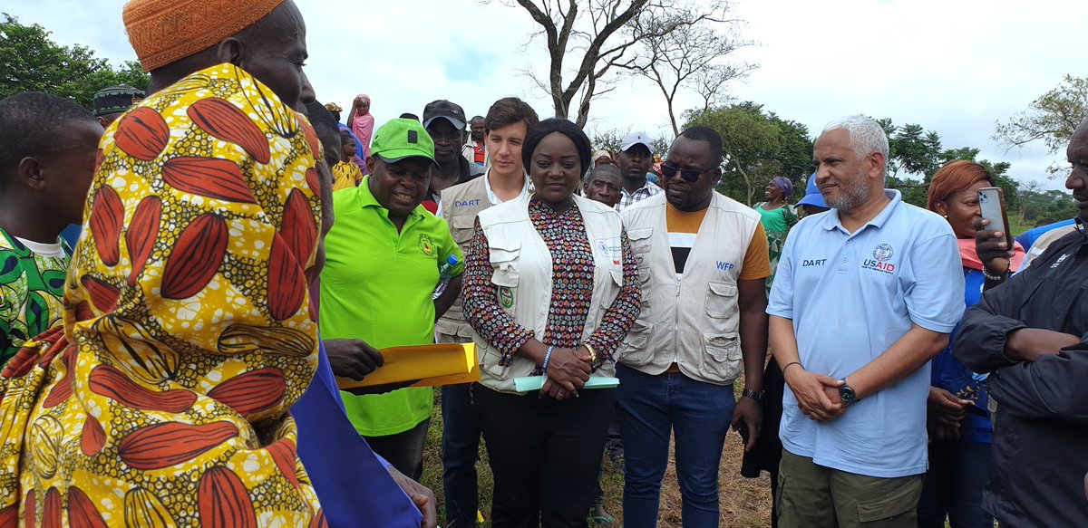 WFP_Cameroon's tweet photo. #Cameroon🇨🇲

Inspiring day at Mama village❗️ East region

@USAIDSavesLives team led by Ibrahim Younis visits resilient agri-activities &amp; social cohesion efforts

Thanks to #WFP, CAR refugees &amp; host pop. unite to produce &amp; transform food, strengthening bonds of love &amp; solidarity https://t.co/ZhWr7HX4I0
