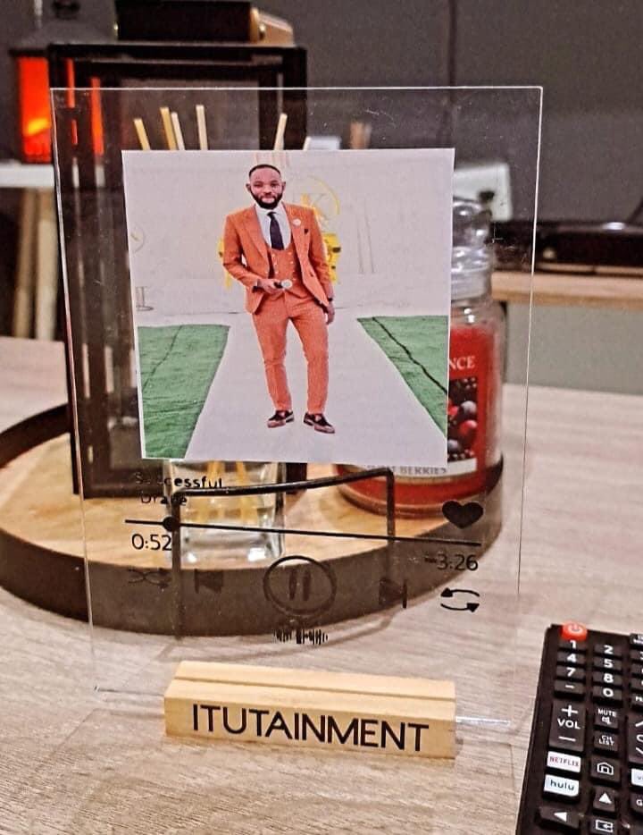 GIVEN_YAXING's tweet photo. Let me plug u with   #PLAQUE😊
U send ur Favourite #Song accompanied by a:
Graduation picture 
Birthday picture
Family picture

R250
Whatspp 0820852966 

Please retreat to help me https://t.co/ntNDGPm4Df