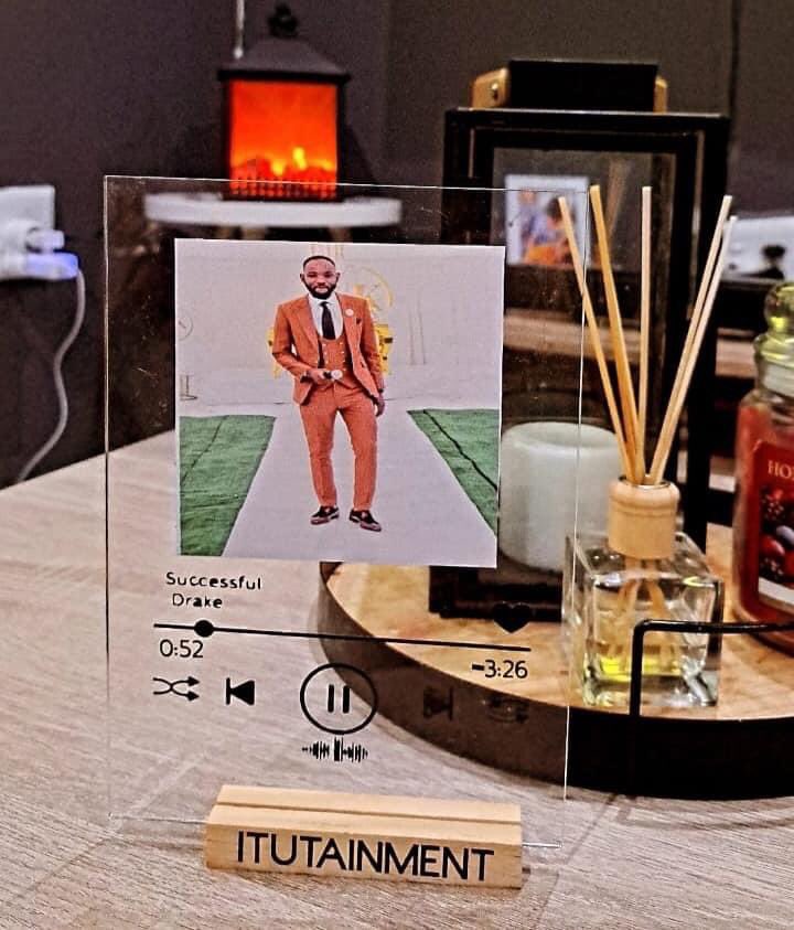GIVEN_YAXING's tweet photo. Let me plug u with   #PLAQUE😊
U send ur Favourite #Song accompanied by a:
Graduation picture 
Birthday picture
Family picture

R250
Whatspp 0820852966 

Please retreat to help me https://t.co/ntNDGPm4Df