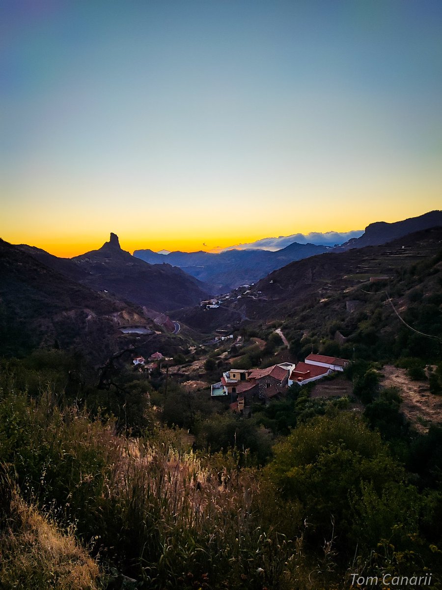 TomCanariiGC's tweet photo. Vistas que enamoran. El Roque Bentayga, el Teide y el mar de nubes rozando las montañas. https://t.co/JELGGhCLk5