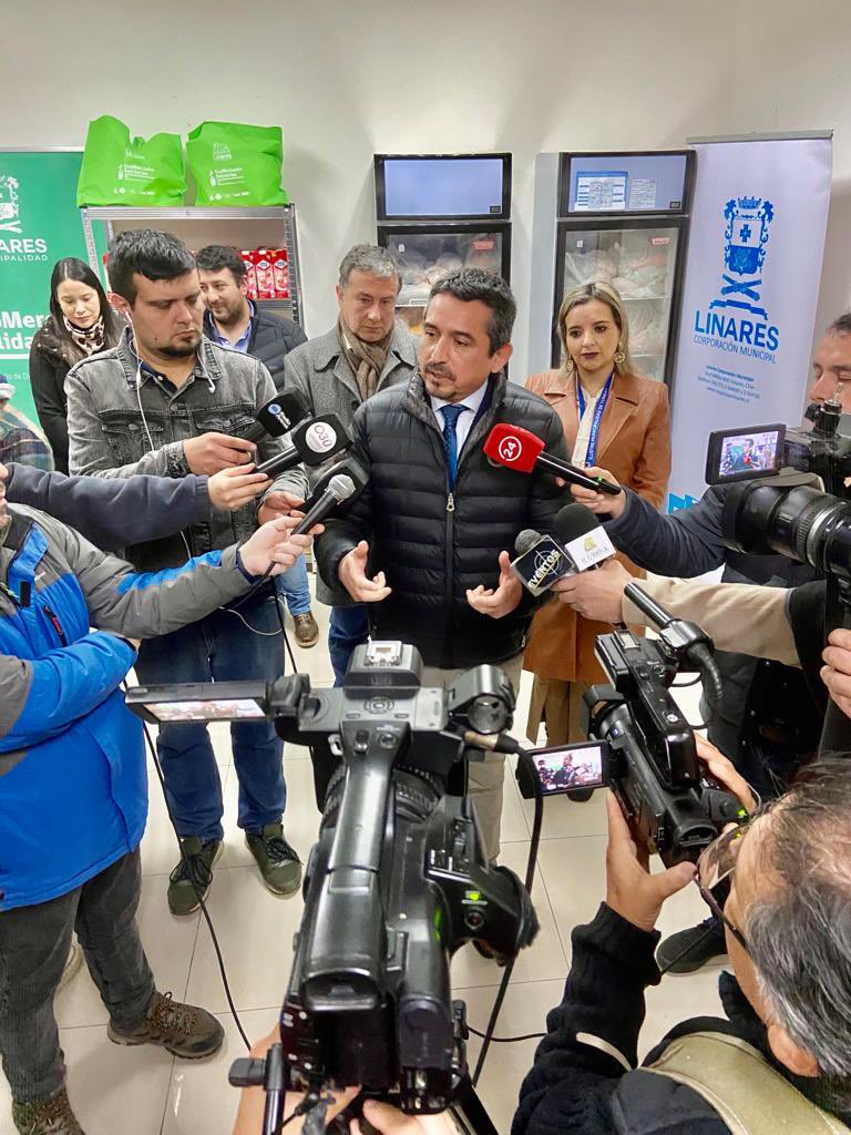 Director Cláudio Guiñez, el equipo de #FOSISÑuble y profesionales de la Municipalidad de #Yungay visitaron el EcoMercado Solidario del FOSIS y de la Municipalidad de Linares, Región del Maule, para conocer en terreno la excelente implementación y funcionamiento que ha tenido