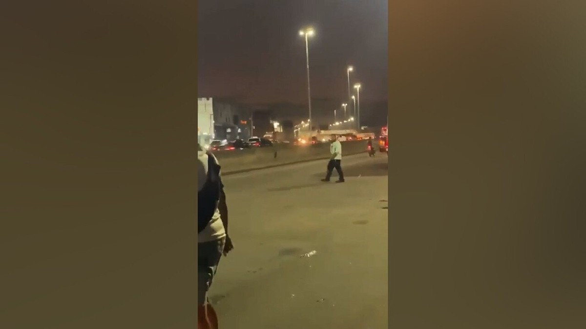 Motorista abandona ônibus lotado na Avenida Brasil e vai embora em outro; veja vídeo glo.bo/3Qc2Xyj