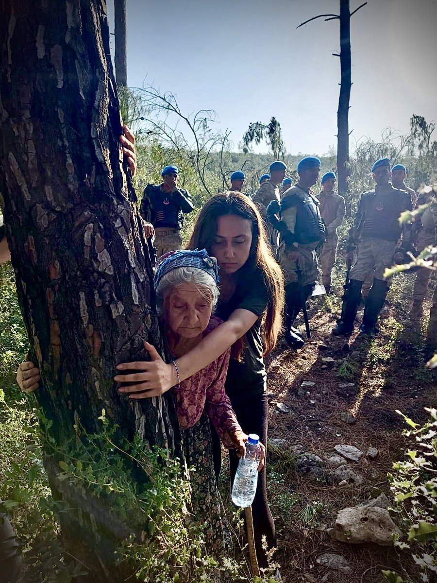 Onlar ümidin düşmanıdır sevgilim
akar suyun, meyve çağında ağacın
serpilip gelişen hayatın düşmanı...
#AkbeleneDokunma