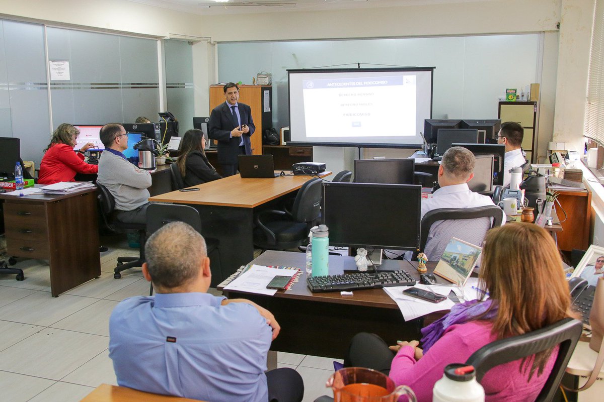 MEF_Paraguay's tweet photo. La Dirección General de Personas y Estructuras Jurídicas de Hacienda organizó una charla sobre Negocios y Encargos Fiduciarios, la iniciativa busca capacitar a servidores públicos de la dependencia.

➡️ https://t.co/uFMjX0D9Rd https://t.co/9yVkEm4op2