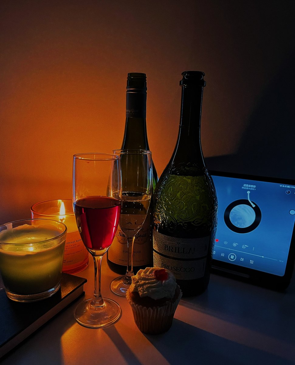 VisitaDallas's tweet photo. When life gets too confusing, please stand with me in the dark. 🍷 https://t.co/fxFERM3lsa