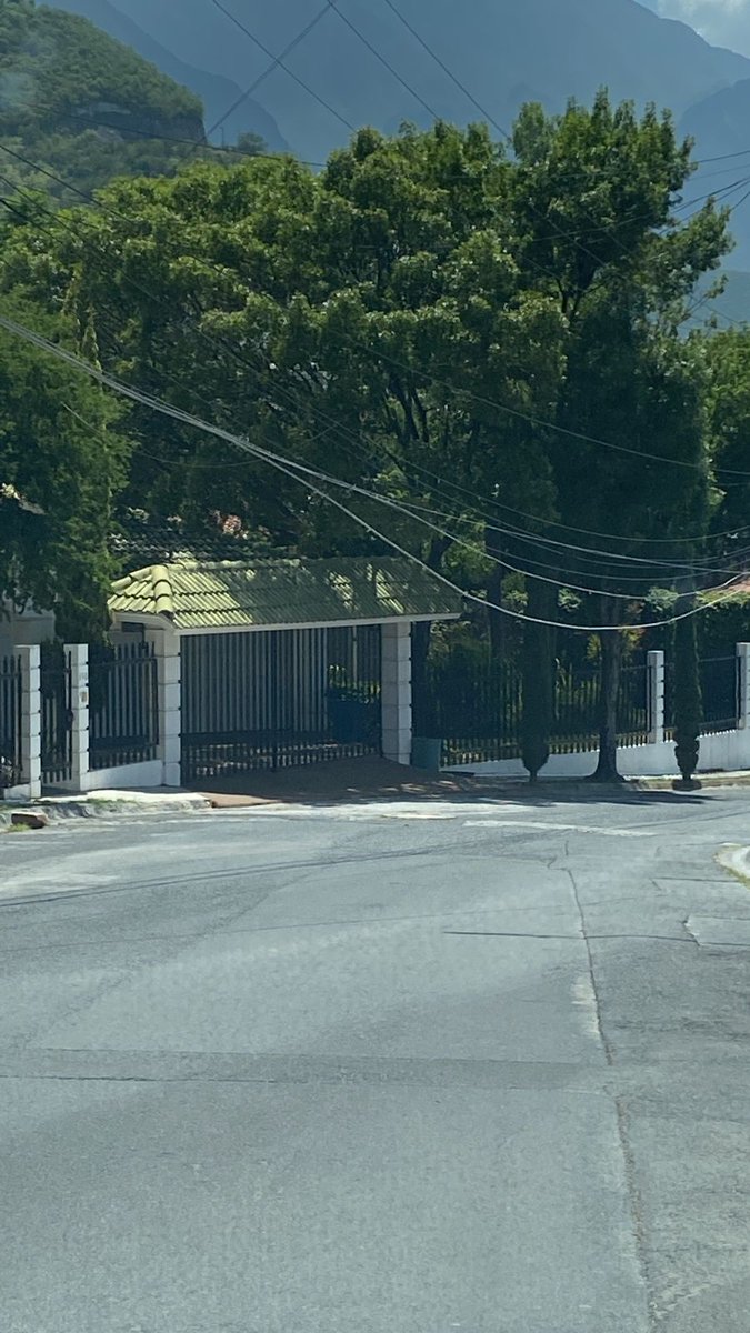 Franchdzc's tweet photo. @Cicmty hola buenas tardes para reportar cables caídos y un equipo de Telmex en calle puerta de oro entre puerta del rosario y puerta de Alcalá campestre bugambilias Monterrey nuevo León para su pronta respuesta de antemano gracias. https://t.co/vCYyuULvza