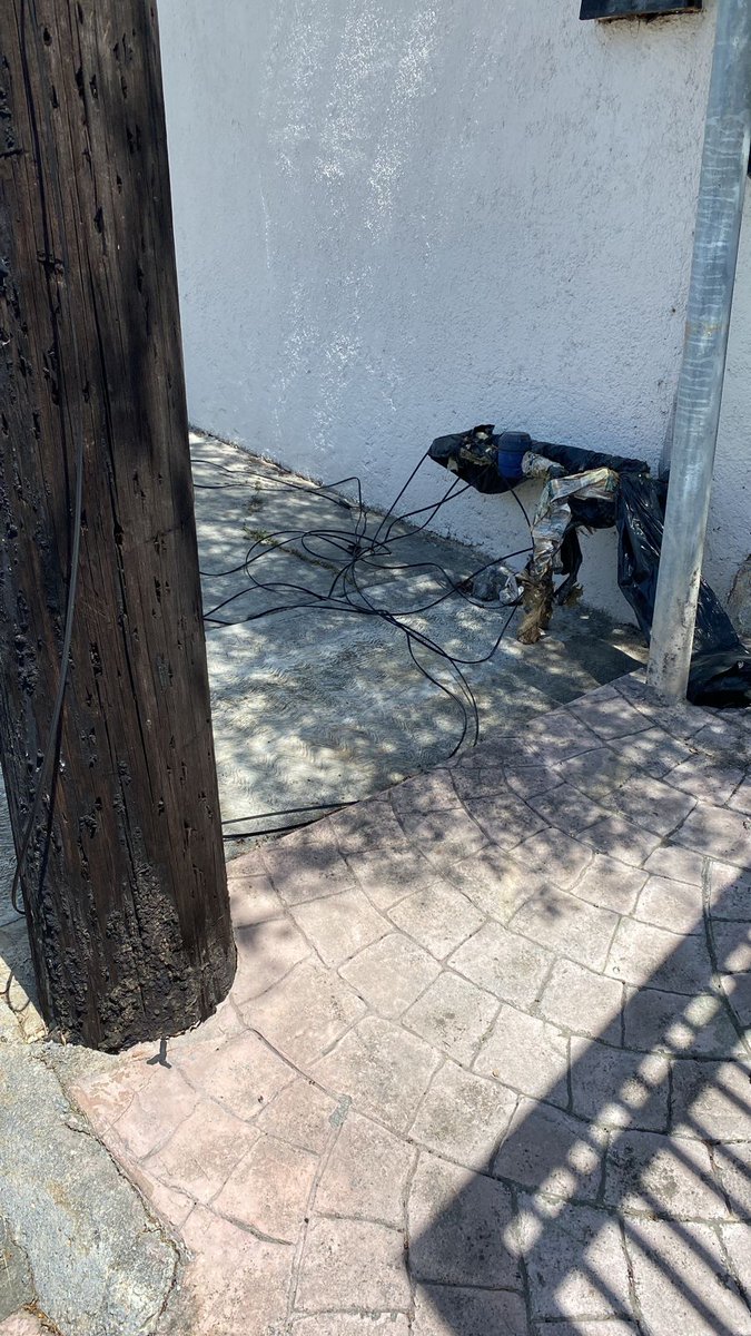 Franchdzc's tweet photo. @Cicmty hola buenas tardes para reportar cables caídos y un equipo de Telmex en calle puerta de oro entre puerta del rosario y puerta de Alcalá campestre bugambilias Monterrey nuevo León para su pronta respuesta de antemano gracias. https://t.co/vCYyuULvza