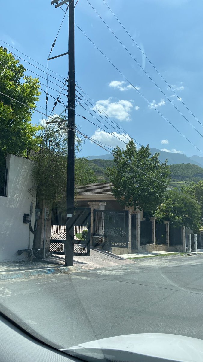 Franchdzc's tweet photo. @Cicmty hola buenas tardes para reportar cables caídos y un equipo de Telmex en calle puerta de oro entre puerta del rosario y puerta de Alcalá campestre bugambilias Monterrey nuevo León para su pronta respuesta de antemano gracias. https://t.co/vCYyuULvza