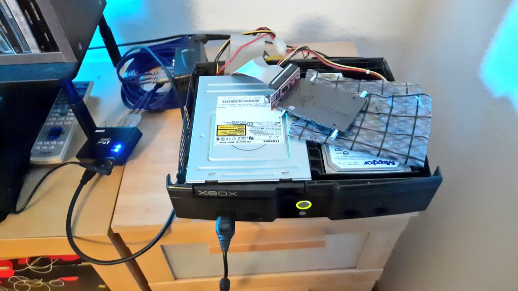 Hier eine meiner beiden Xboxen.

Mit einem SATA-Adapter eine SSD angeklemmt.

Das Signal geht über den BigBen Componenten-Adapter an einen passenden HDMI-Konverter.

Eigentlich hängt dann noch der mClassic Adapter dazwischen um schöne 1440p rauszuholen.

#Xbox