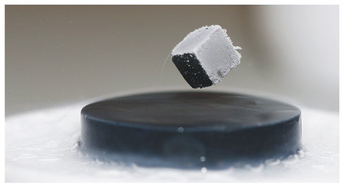 jacm_tech's tweet photo. Tres científicos coreanos (Kim, Lee y Kwon) creen haber descubierto el material del siglo: un superconductor a temperatura y presión ambiente el LK-99. La historia detrás de la publicación del paper es mejor que los k-dramas de Netflix (puñalada trapera al final). 🧪🔬🗡️ https://t.co/0oBOshaupm