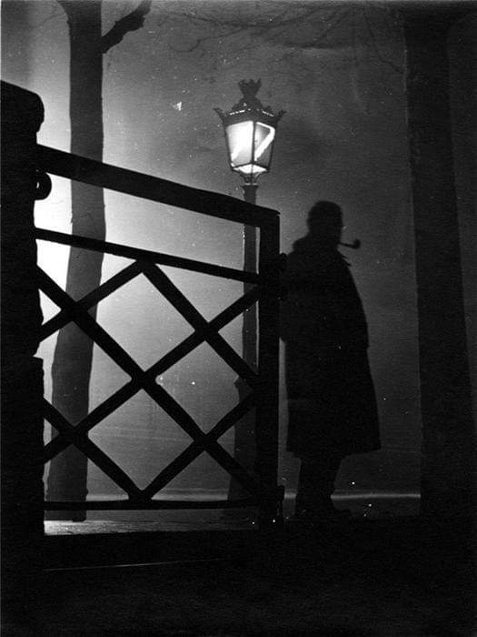 ParisAMDParis's tweet photo. Nicolas Yantchevsky. 
L'attente...
1954-56. Paris la nuit https://t.co/Cg5iCgOzI7