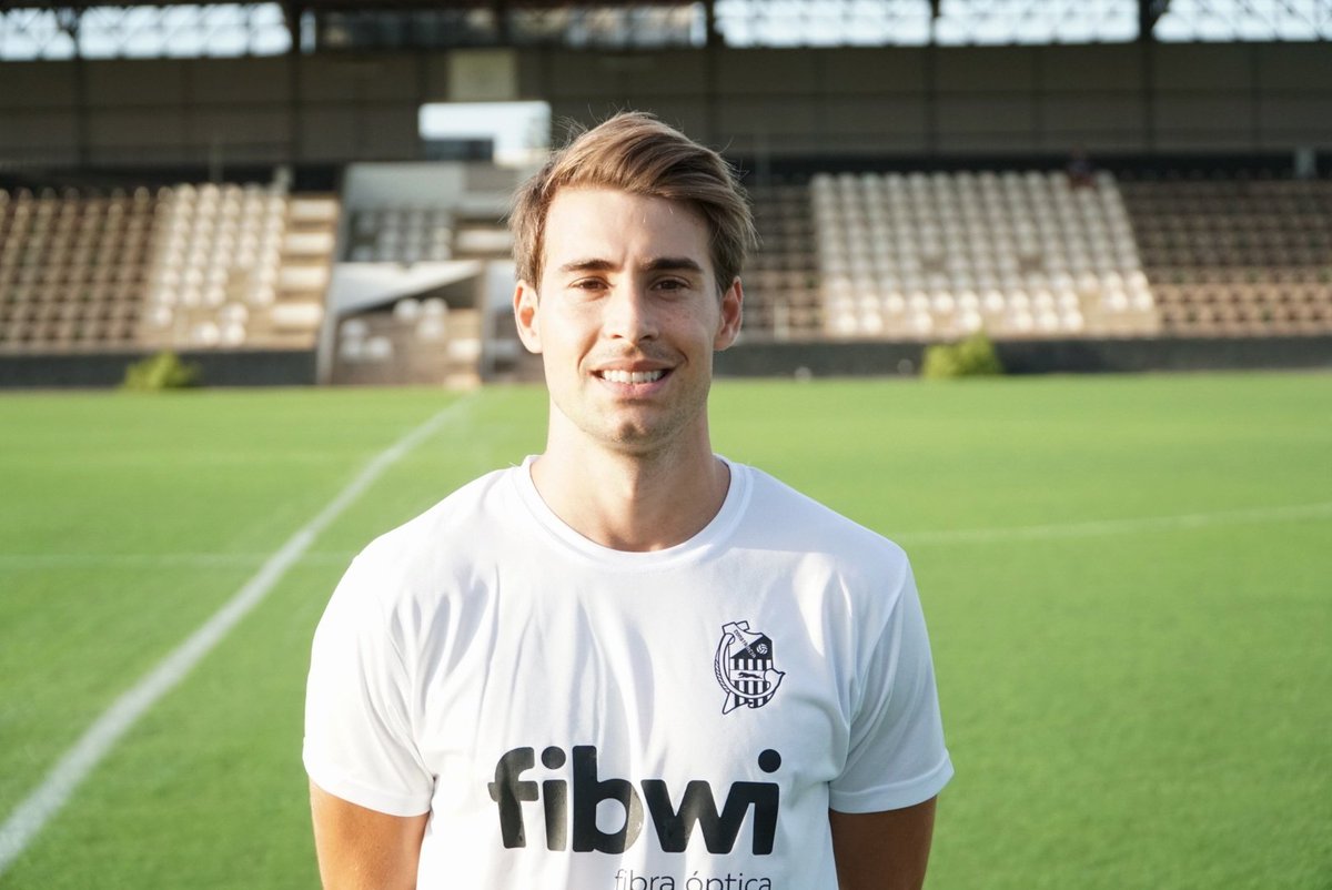 CEConstancia's tweet photo. Va... No vos feim esperar més... 

🚨 MATEU FERRER TORNA A CASA!! 

⚽ L'inquer ha fet un dels gols més importants de la història recent del club. Tots recordareu el partit contra el Villarrobledo. 

El gol està assegurat!! 🤍🖤

💪🏼 Avui ja ha entrenat al Nou Camp d'Inca 🏟️🌱 https://t.co/33KNFY1b7m