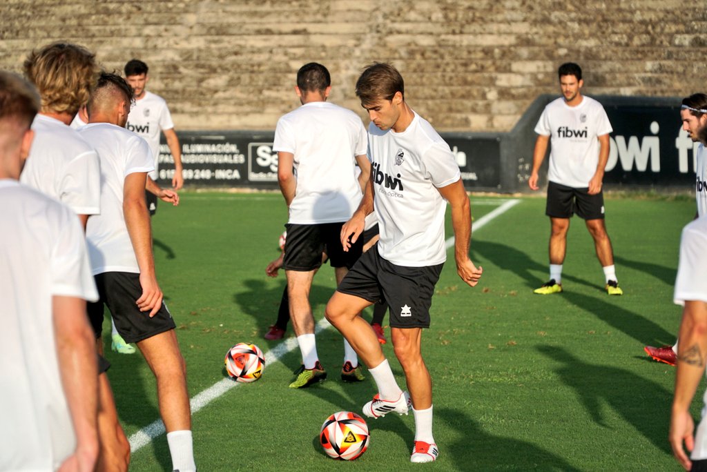 CEConstancia's tweet photo. Va... No vos feim esperar més... 

🚨 MATEU FERRER TORNA A CASA!! 

⚽ L'inquer ha fet un dels gols més importants de la història recent del club. Tots recordareu el partit contra el Villarrobledo. 

El gol està assegurat!! 🤍🖤

💪🏼 Avui ja ha entrenat al Nou Camp d'Inca 🏟️🌱 https://t.co/33KNFY1b7m