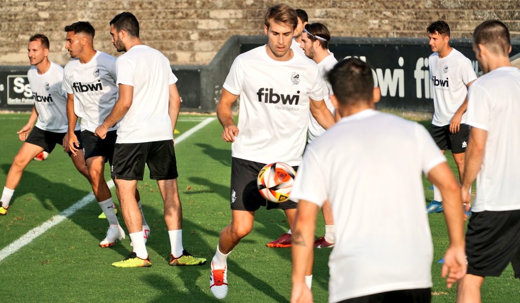 CEConstancia's tweet photo. Va... No vos feim esperar més... 

🚨 MATEU FERRER TORNA A CASA!! 

⚽ L'inquer ha fet un dels gols més importants de la història recent del club. Tots recordareu el partit contra el Villarrobledo. 

El gol està assegurat!! 🤍🖤

💪🏼 Avui ja ha entrenat al Nou Camp d'Inca 🏟️🌱 https://t.co/33KNFY1b7m