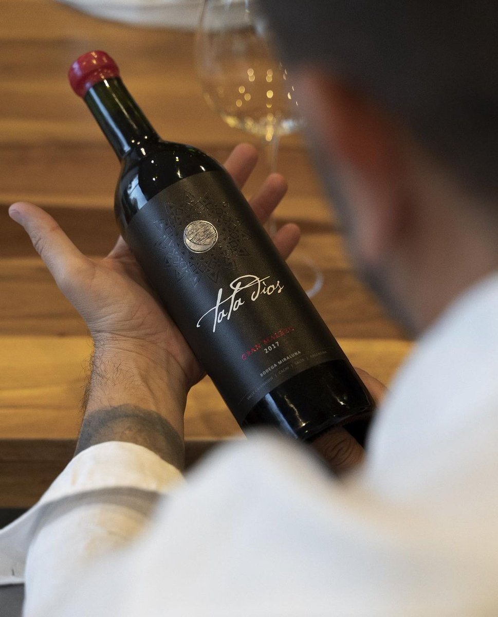 Robusto, complejo, equilibrado y sedoso. Un vino que se potencia con la guarda y que siempre tiene algo nuevo para mostrar. Cualquier momento es el indicado para reencontrarse con el querido Tata Dios, gran Malbec del alto Valle Calchaquí.