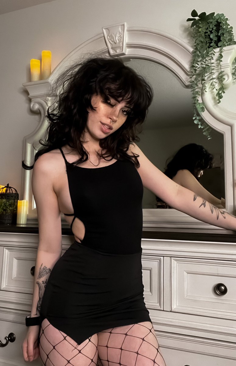 UndeadEm_'s tweet photo. If you wanna see more of me make sure to check out the exclusive content from the link in my bio ✨ https://t.co/KzIvb65crJ