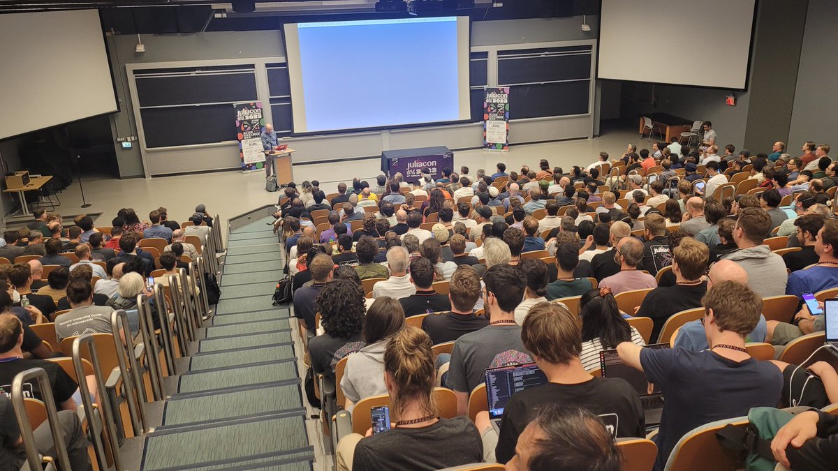 dragonflystats's tweet image. Stephen Wolfram giving a keynote in front of a packed auditorium at @JuliaConOrg 
#juliacon