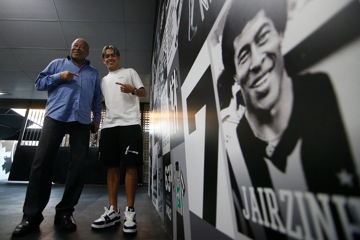 Carregou aí? Simplesmente Jairzinho Furacão e Segovinha juntos para o lançamento das novas camisas do Fogão! 🔥🌪️😎 #ÉOGloriosoMané 

📸 Vítor Silva / BFR
