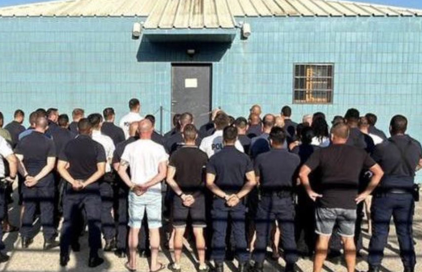 Nain_Portekoi's tweet image. Attention, ce quiz est un peu difficile :
- Groupe de policiers soutenant un collège en détention ?
- Groupe de militants d&apos;extrême droite ?
- Ou les deux ?