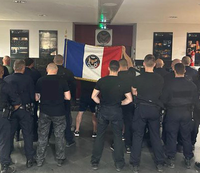 Nain_Portekoi's tweet image. Attention, ce quiz est un peu difficile :
- Groupe de policiers soutenant un collège en détention ?
- Groupe de militants d&apos;extrême droite ?
- Ou les deux ?