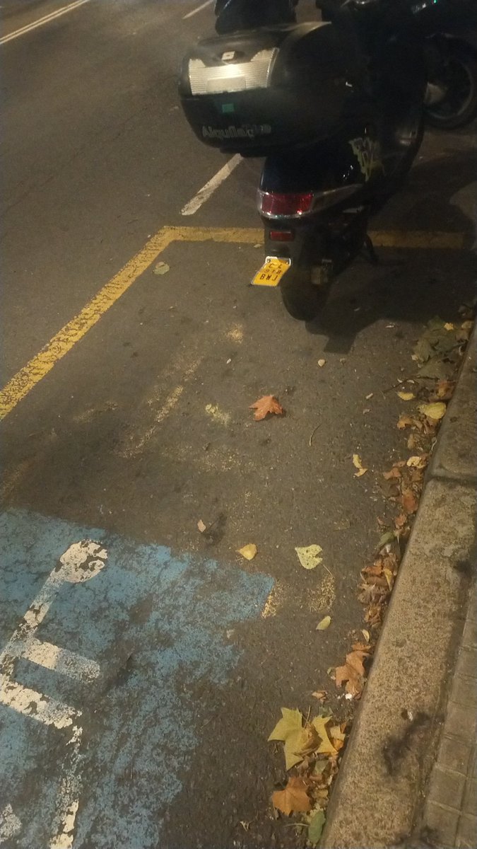 Pedroxvb's tweet image. Moi bem @ usuári@ de motiños aparcamdo em espazo reservado para persoas con mobilidade reducida @ConcelloCoruna #policiacoruña #motiños