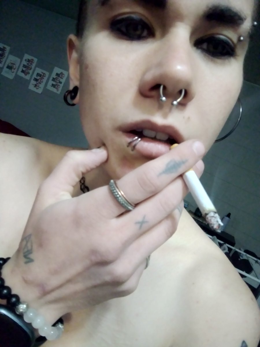 KitClarkeXO's tweet photo. wanna come over tonight and see what this mouth can do?? cmon, you know you wanna 😈 https://t.co/DgaLeeSxDb