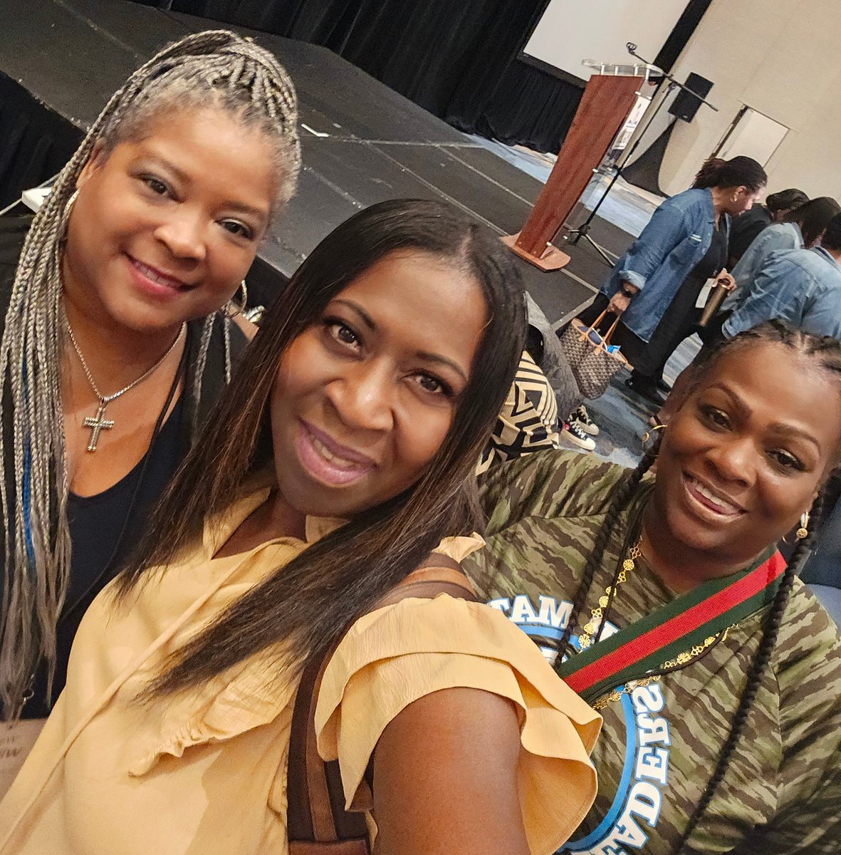 mrsjessicagrant's tweet photo. I have thoroughly enjoyed the last four days of learning & collaboration with PGCPS principals! @pgcps
has some phenomenal school leaders. #SLI #PGCPS @OPLLpgcps @TheDrWWilliams #LeadingThroughChange https://t.co/TTT37e8J2V