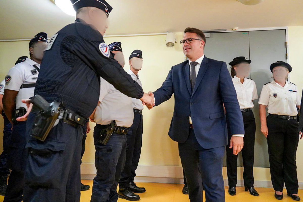 #Police Aux côtés des policiers du commissariat <a href="/prefpolice/">Préfecture de Police</a> rue Truffaut #Paris17 pour leur renouveler mon soutien : ils assurent la mission de garantir et de maintenir l’ordre.
Ils sont les délégataires de la puissance publique, fondement de nos libertés individuelles.